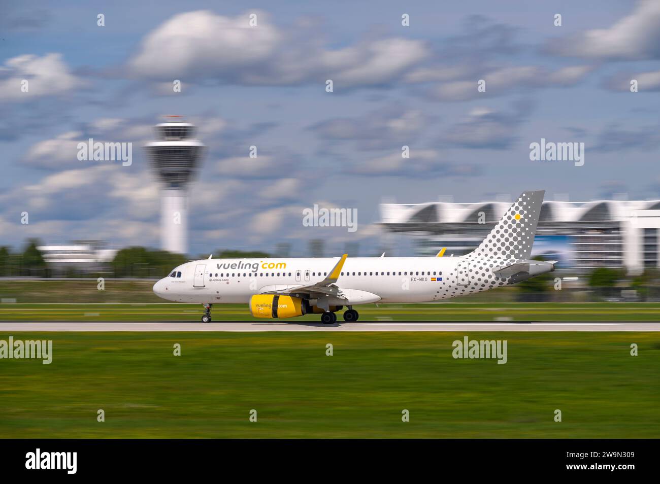 Munich, Allemagne - septembre 02. 2023 : Vueling Airbus A320-232 immatriculé EC-MKO lors de l'atterrissage sur la piste sud 26L du Banque D'Images