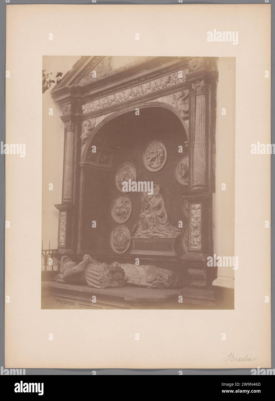 Monument Graf de Frederik van Renesse dans la Grote Kerk à Breda, Anonyme (Monumentenzorg) (attribué à), 1890 - 1920 photographie Grande église support photographique. gravure d'albumen carton tombe-bâtiment, tombe monumentale. Intérieur de l'église Grande église Banque D'Images