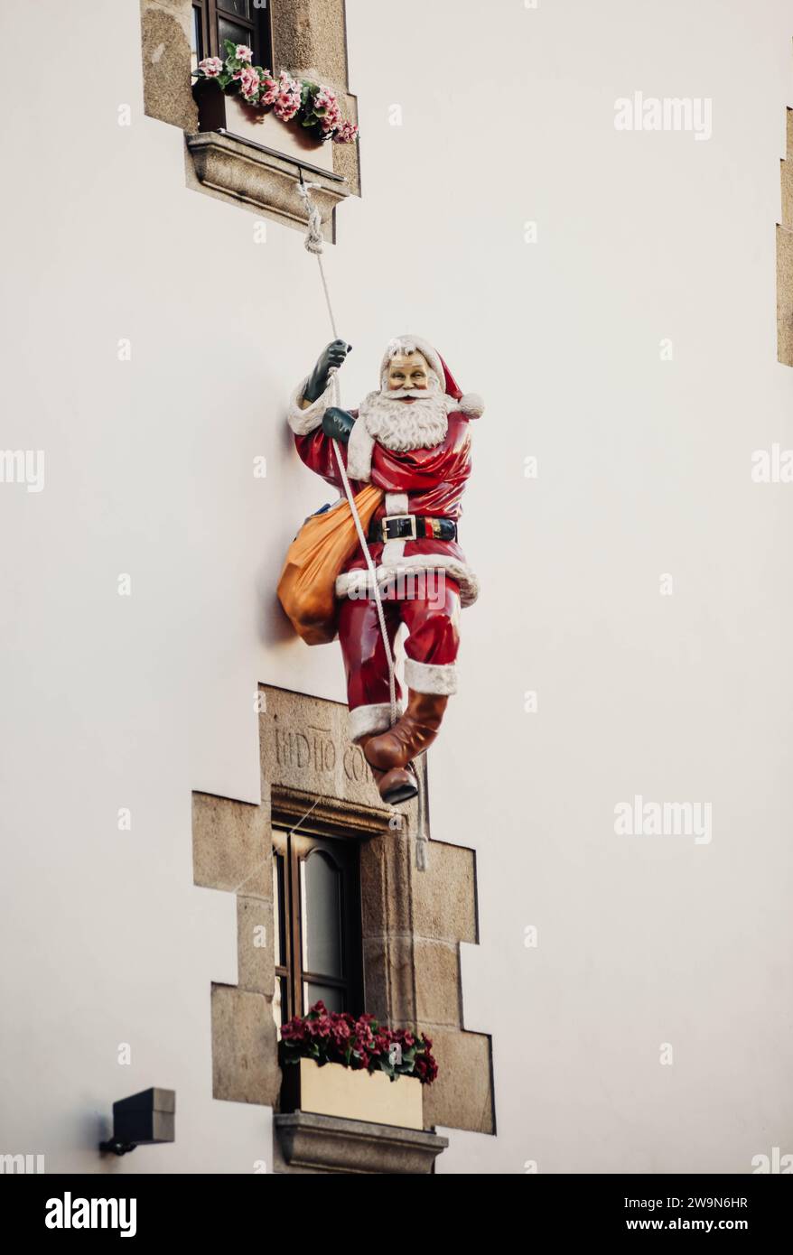 Figurine décorative du Père Noël suspendue à une façade Banque D'Images