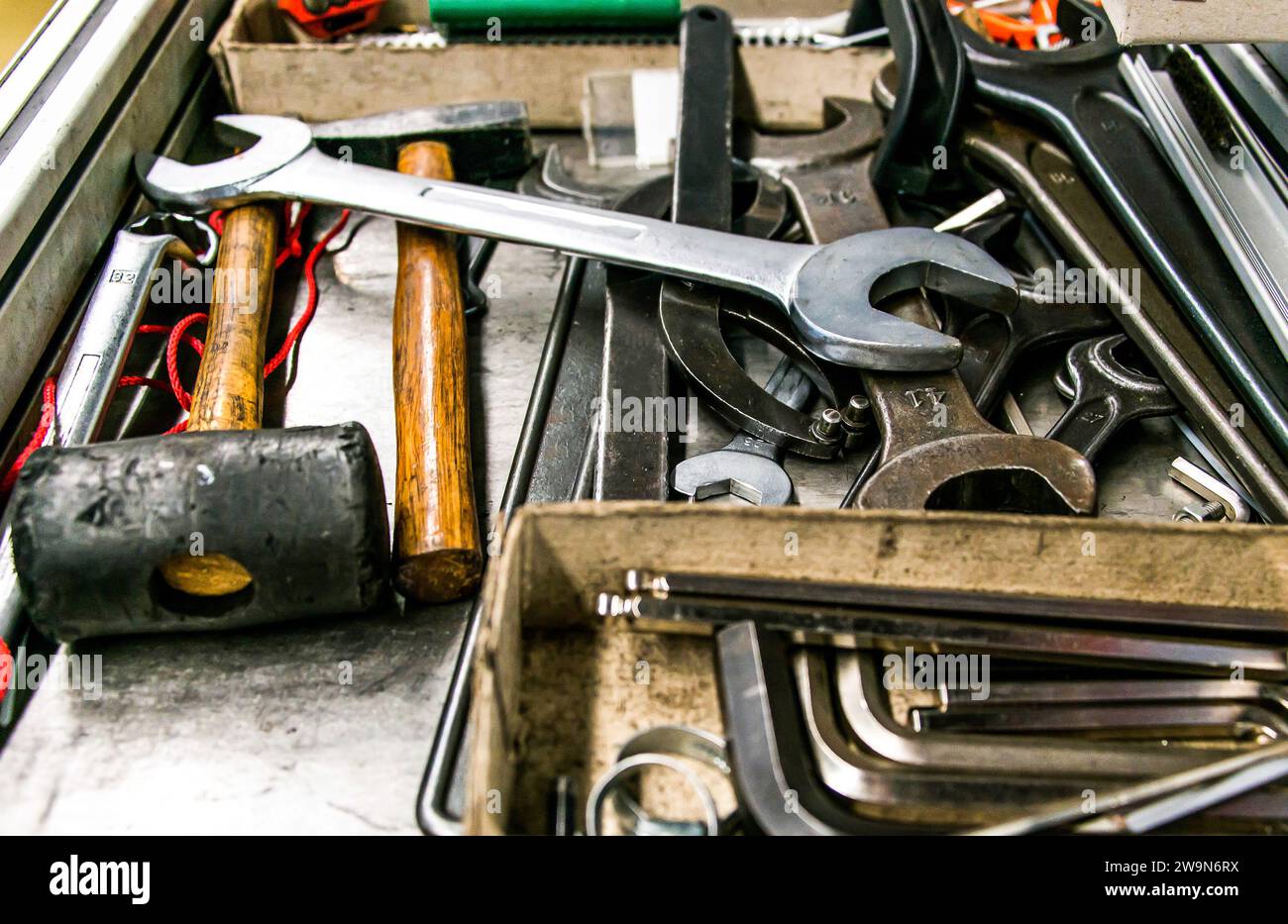 Boîte à outils en bois d'outils à main avec des clés anciennes et sales, rouillées, clés polygonales, pinces, tournevis. Banque D'Images