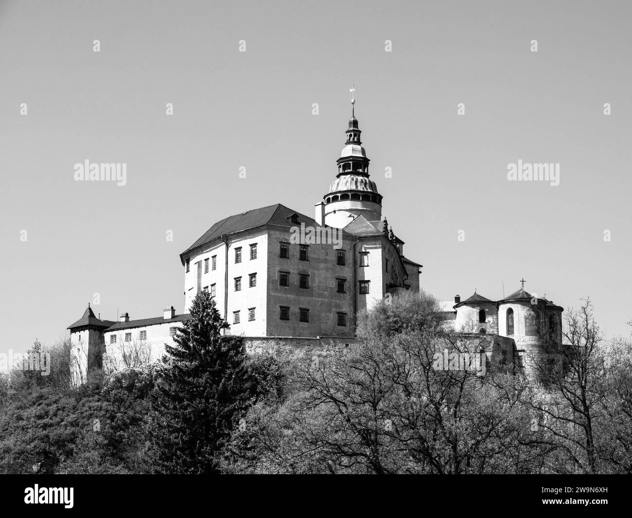 Frydlant v Cechach - Château gothique et château Renaissance avec haute tour dans le nord de la Bohême, République tchèque. Image en noir et blanc. Banque D'Images