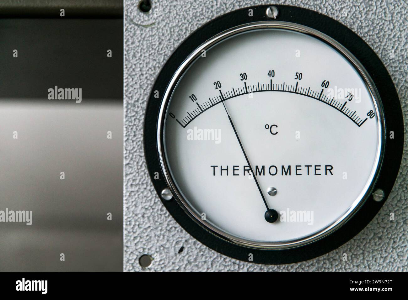 Thermomètre manomètre mesure de la température sur une paroi métallique industrielle. Banque D'Images