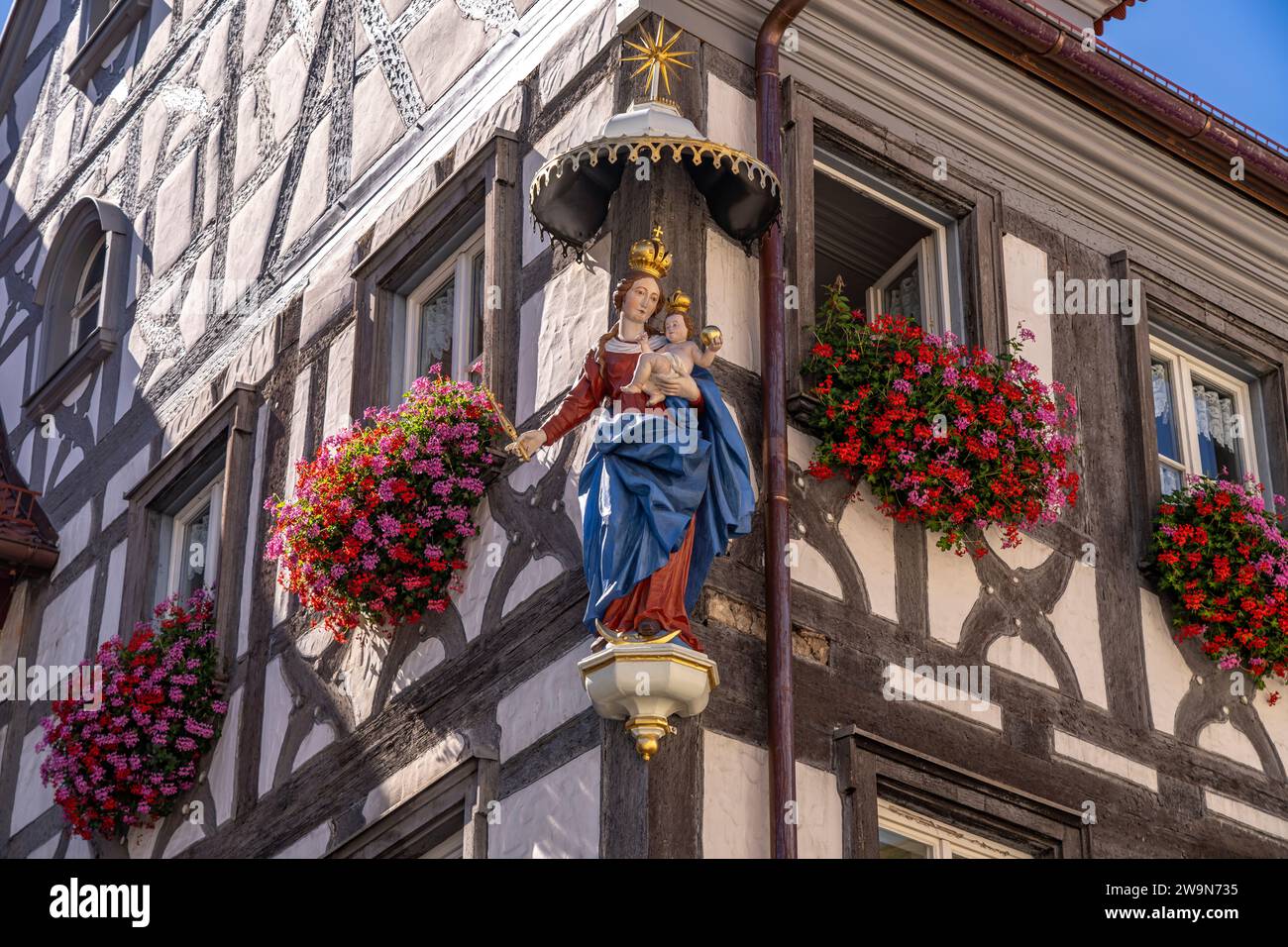 Madonna mit Kind und Blumenschmuck an einem Fachwerkhaus in Forchheim, Oberfranken, Bayern, Deutschland | Madonna avec enfants et décoration florale de Banque D'Images