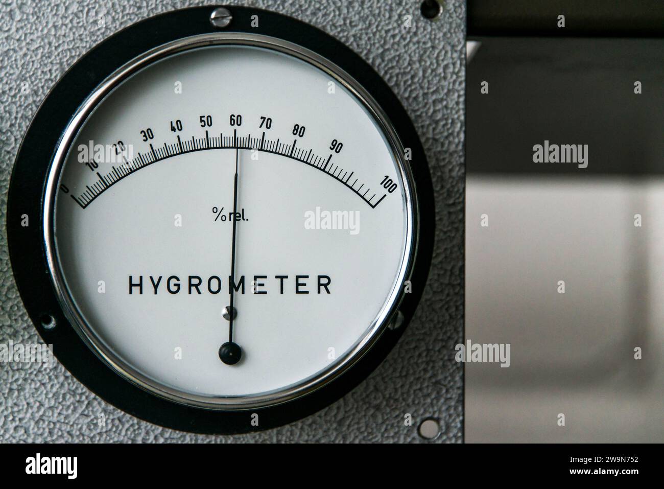 hygromètre manomètre mesure de l'humidité sur une paroi métallique industrielle. Banque D'Images
