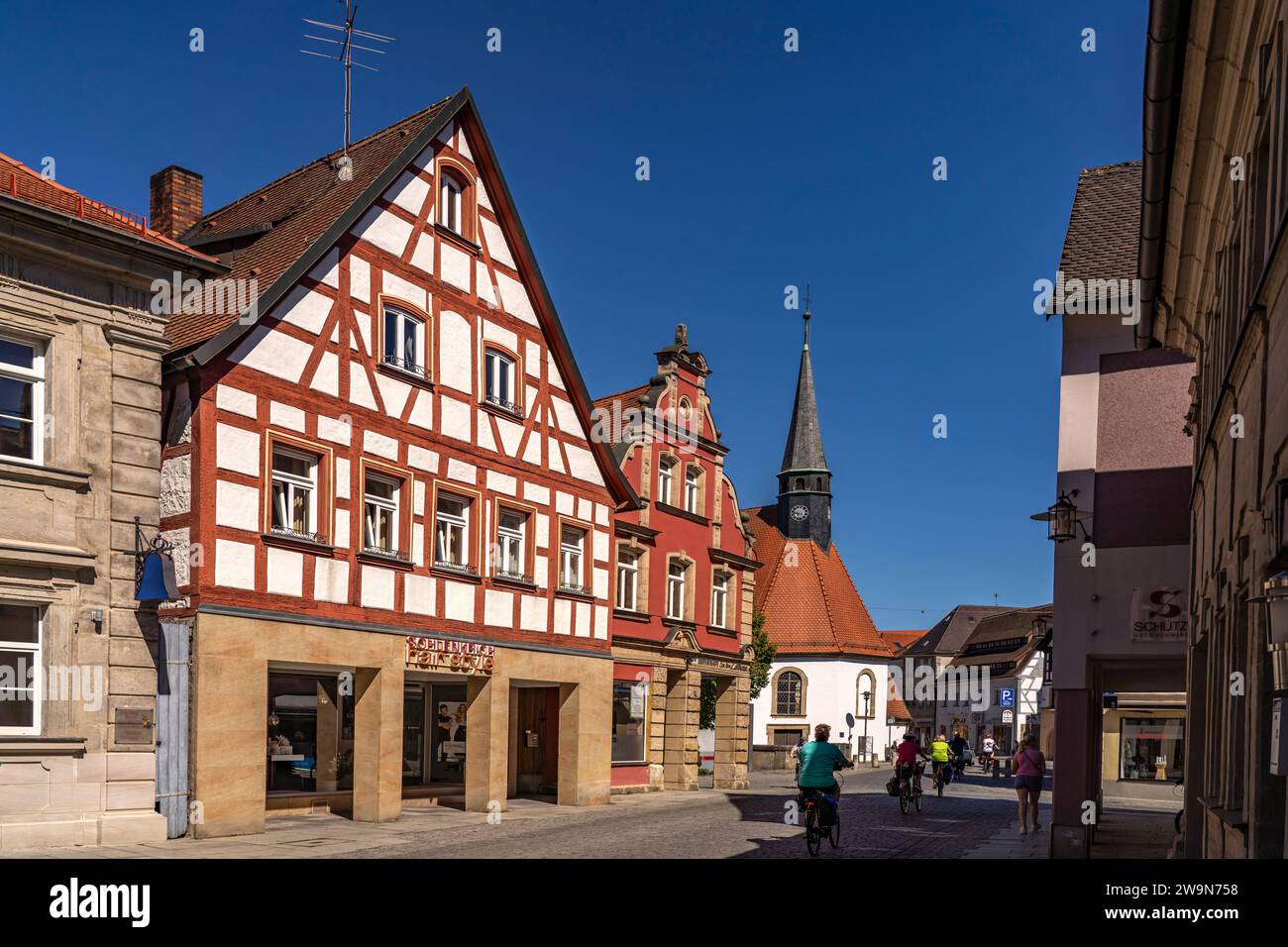 Fachwerkhaus und die Römisch-katholische Spitalkirche St. Katharina à Forchheim, Oberfranken, Bayern, Deutschland | Maison à ossature de bois et les roms Banque D'Images
