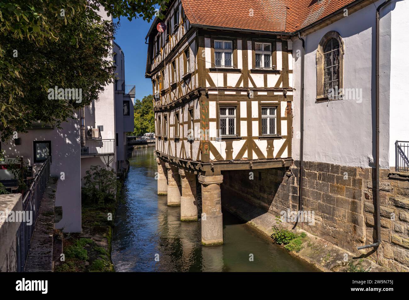 Fachwerk Spitalgebäude auf Pfählen im Wasser, Forchheim, Oberfranken, Bayern, Deutschland | Bâtiment hospitalier à ossature de bois sur la rivière Wiesent en F Banque D'Images