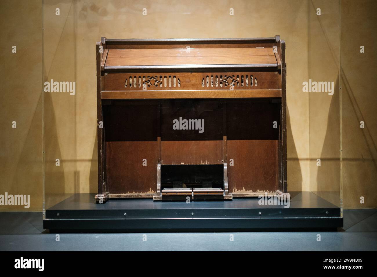 Exposition de piano vintage dans le musée Banque D'Images