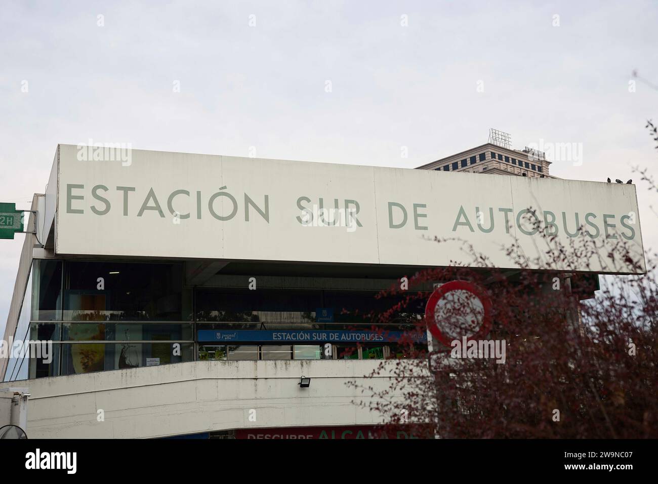 Facade of the Méndez Álvaro bus station, on December 29, 2023, in Madrid (Spain). Today begins the second phase of the Christmas 2023 exit operation, which starts today, December 29, and will last until next January 1. For these days, the Directorate General of Traffic (DGT) expects 4,520,000 million long-distance road trips to be made. DECEMBER 29;2023 Jesús Hellín / Europa Press 12/29/2023 (Europa Press via AP) Banque D'Images