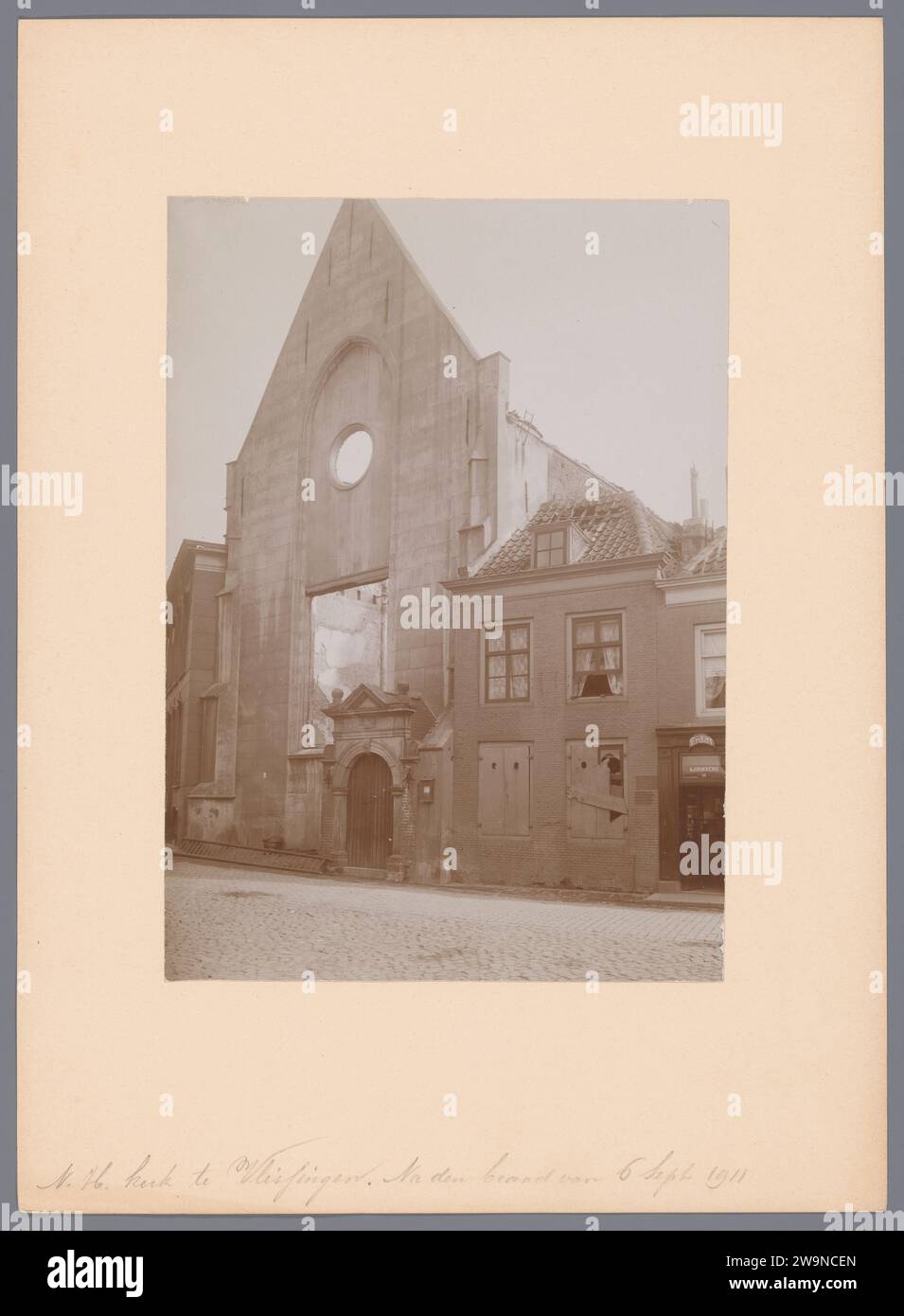 Vue de l'église réformée de Vlissingen après l'incendie de 1911, Anonyme (Monument Care) (attribué à), 1911 photographie Flushing support photographique. Église en carton (extérieur) Flushing Banque D'Images