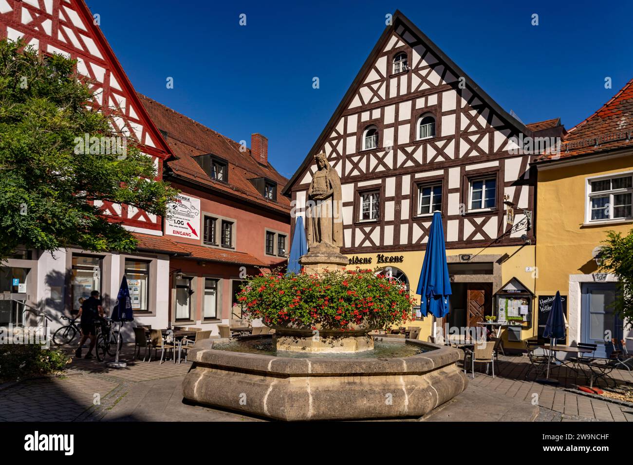 Elisabeth­brunnen auf dem Marktplatz in Pottenstein in der Fränkischen Schweiz, Bayern, Deutschland | place du marché avec sa statue fontaine de Sai Banque D'Images
