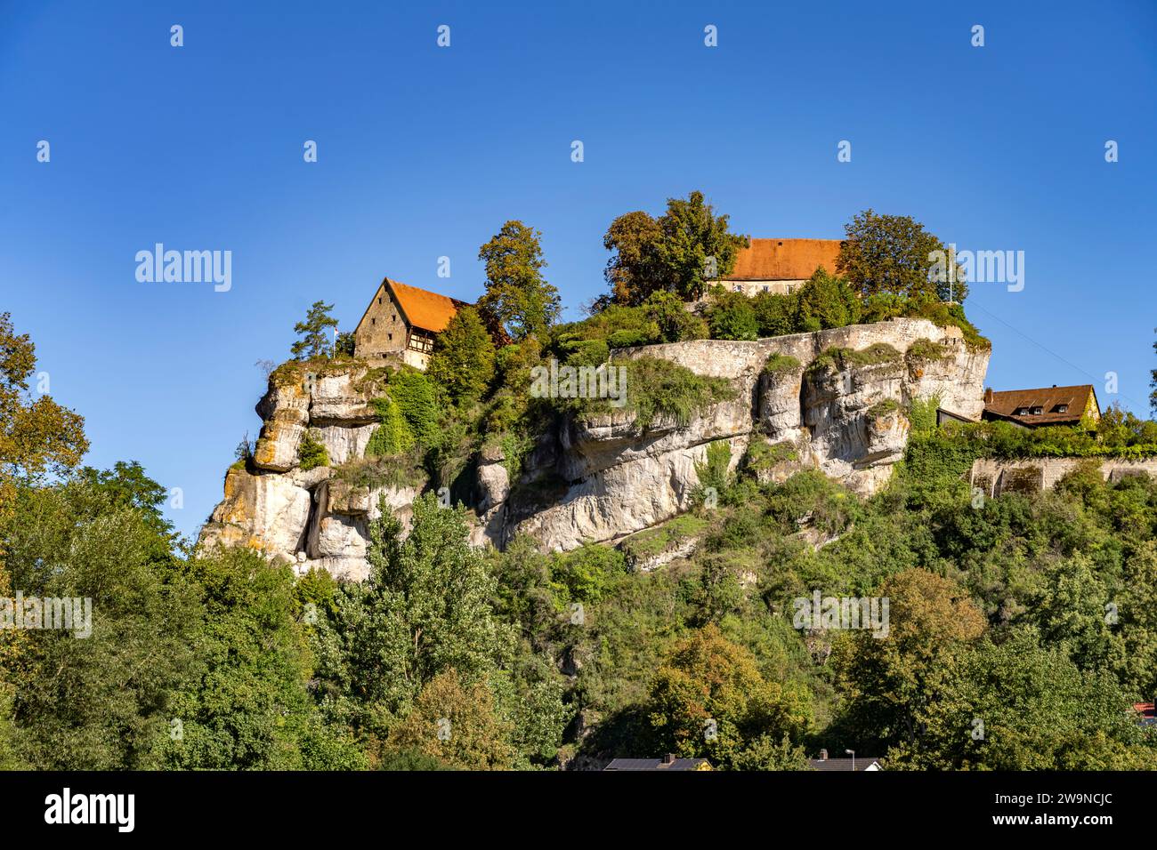Burg Pottenstein auf einem Felsen hoch über Pottenstein in der Fränkischen Schweiz, Bayern, Deutschland | Château de Pottenstein sur un rocher au-dessus de Potten Banque D'Images