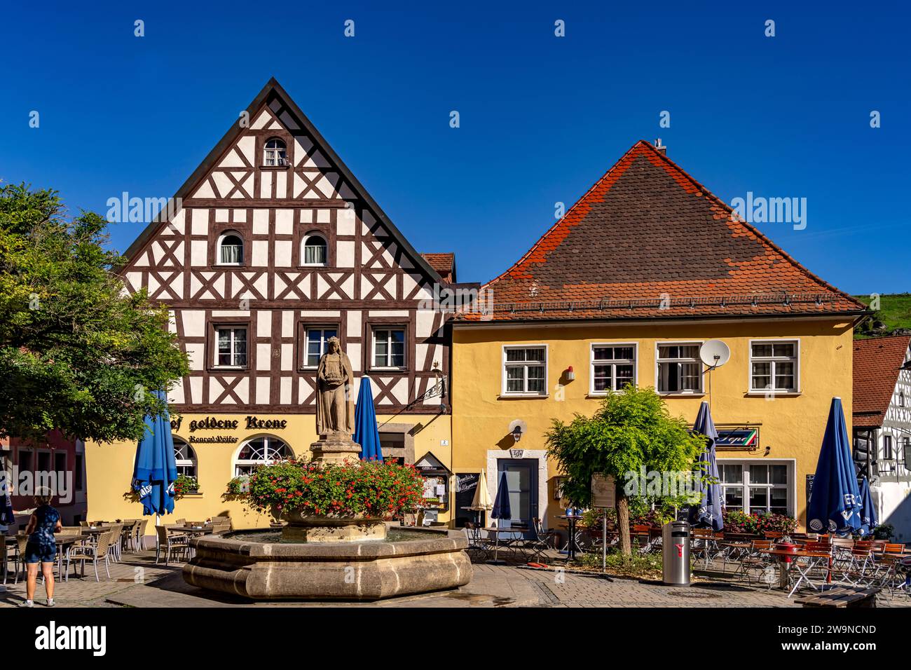 Elisabeth­brunnen auf dem Marktplatz in Pottenstein in der Fränkischen Schweiz, Bayern, Deutschland | place du marché avec sa statue fontaine de Sai Banque D'Images