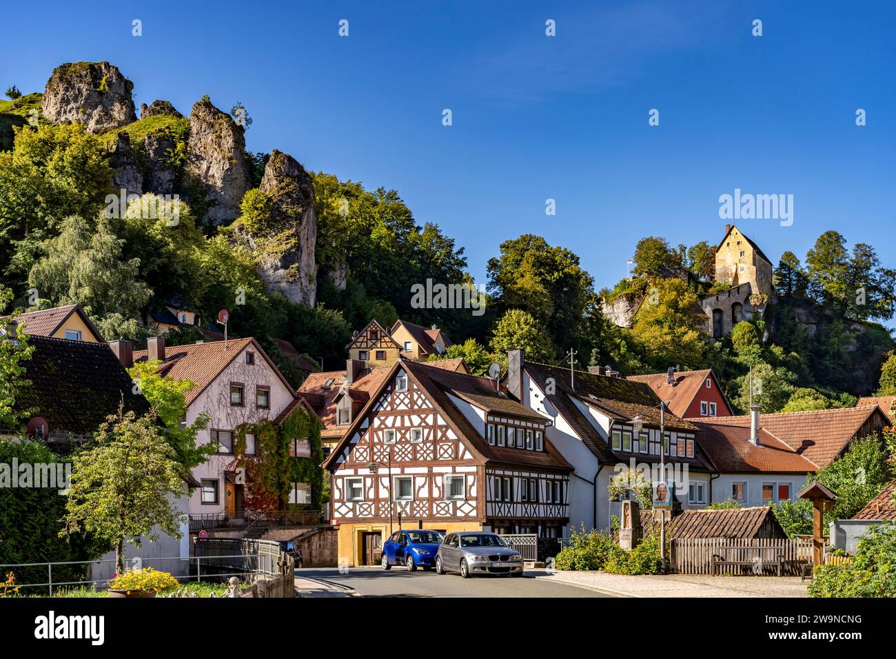 Fachwerk und die Burg in Pottenstein in der Fränkischen Schweiz, Bayern, Deutschland | place du marché avec sa fontaine statue de Sainte Elisabeth in Banque D'Images