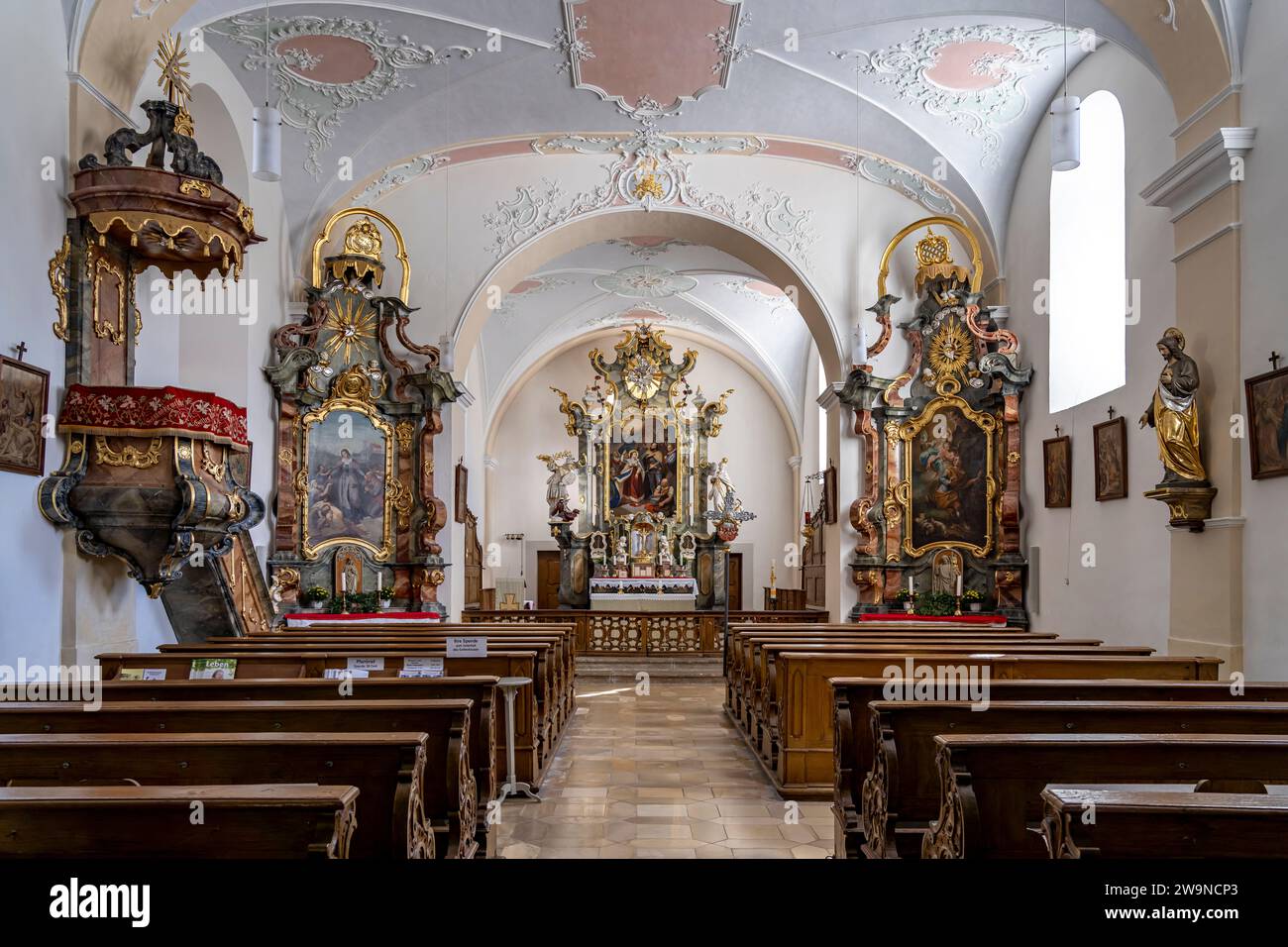 Innenraum der Kirche St. Kunigund in Pottenstein in der Fränkischen Schweiz, Bayern, Deutschland | St. Intérieur de l'église de Kunigund à Pottenstein en FR Banque D'Images