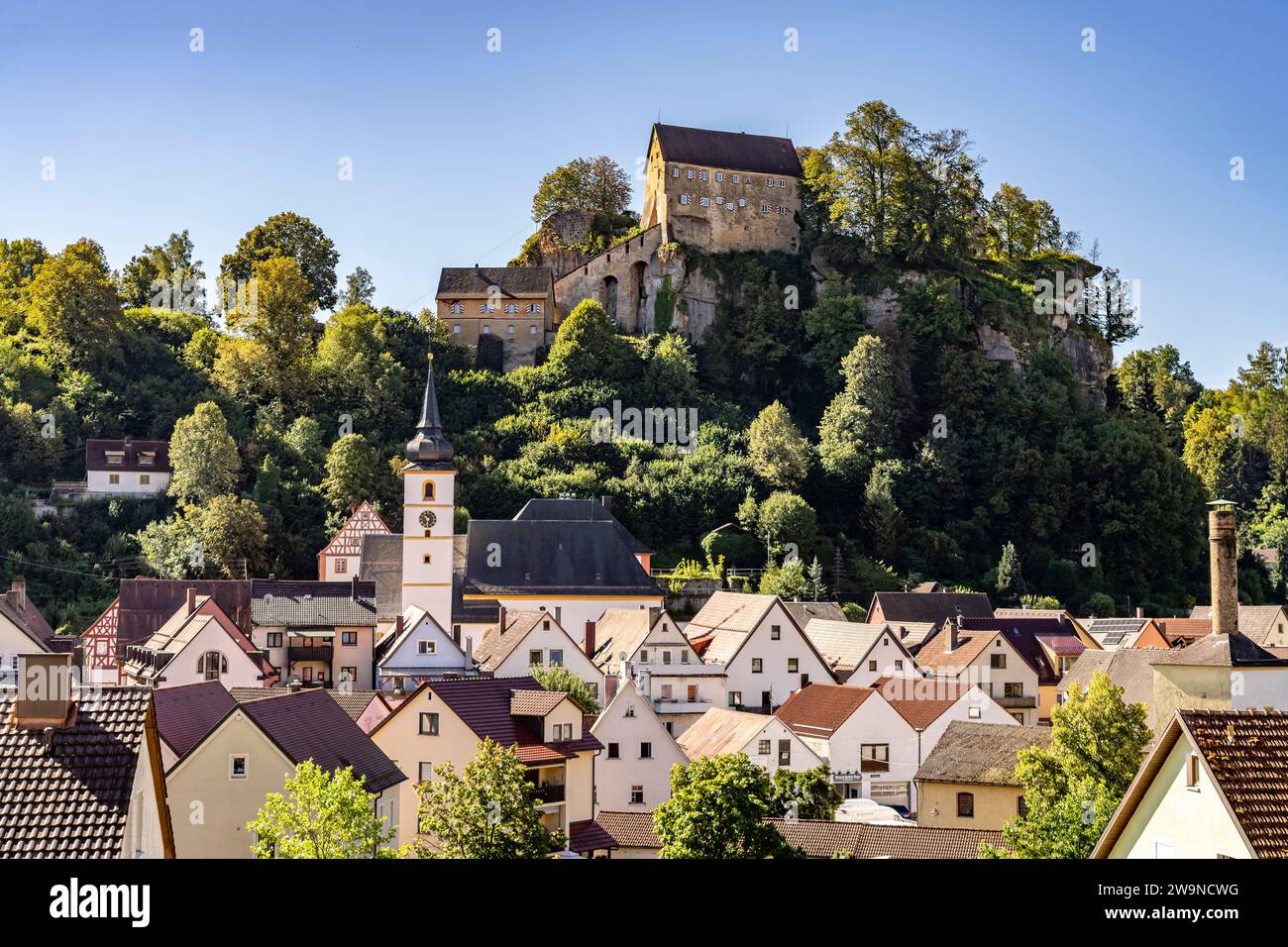 Stadtansicht mit Pfarrkirche St. Bartholomäus und der Burg in Pottenstein in der Fränkischen Schweiz, Bayern, Deutschland | Paysage urbain avec château i. Banque D'Images