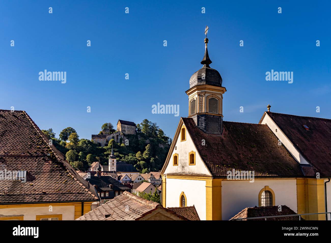 Rue Die Kirche Kunigund in Pottenstein in der Fränkischen Schweiz, Bayern, Deutschland | St. Église de Kunigund à Pottenstein en Suisse franconienne Banque D'Images