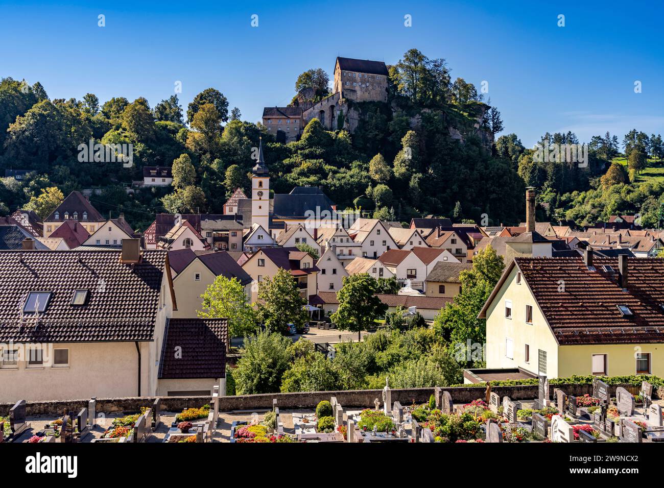 Stadtansicht mit Burg in Pottenstein in der Fränkischen Schweiz, Bayern, Deutschland | Paysage urbain avec château à Pottenstein in Franconian Switzerlan Banque D'Images