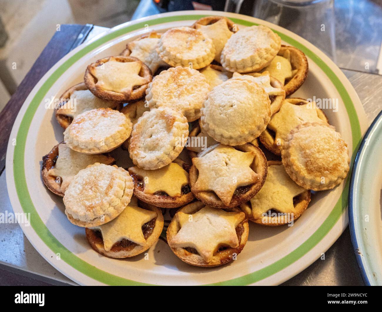 Une assiette de tartes hachées mélangées prêtes à servir Banque D'Images