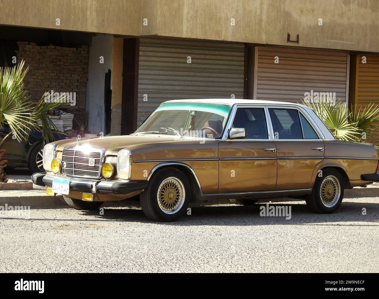 Le Caire, Egypte, novembre 24 2023 : une vieille voiture de véhicule automobile Mercedes Benz vintage, Mercedes-Benz est un véhicule de luxe et commercial allemand automoti Banque D'Images