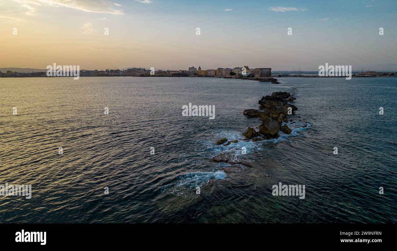 Sicile 2023. Vue aérienne des falaises adjacentes à la tour de Ligny et de la vieille ville de Trapani. Juillet 2023 Trapani, Italie Banque D'Images