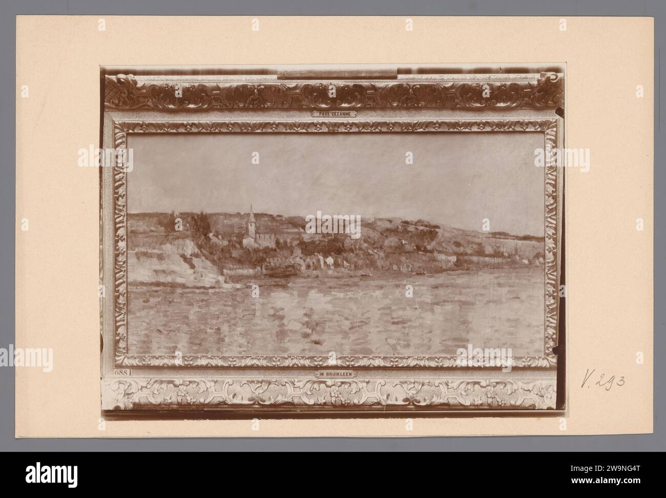 Production photographique d'un tableau avec un visage sur une ville sur une rivière à travers Paul Cézanne de la collection Hoogendijk, Johannes Gerardus Happel (attribué à), d'après Paul Cézanne, c. 1915 photographie le papier de la Haye. tableau d'impression d'albumen en carton, peinture. perspective de ville, panorama de ville, silhouette de ville. rivière Banque D'Images
