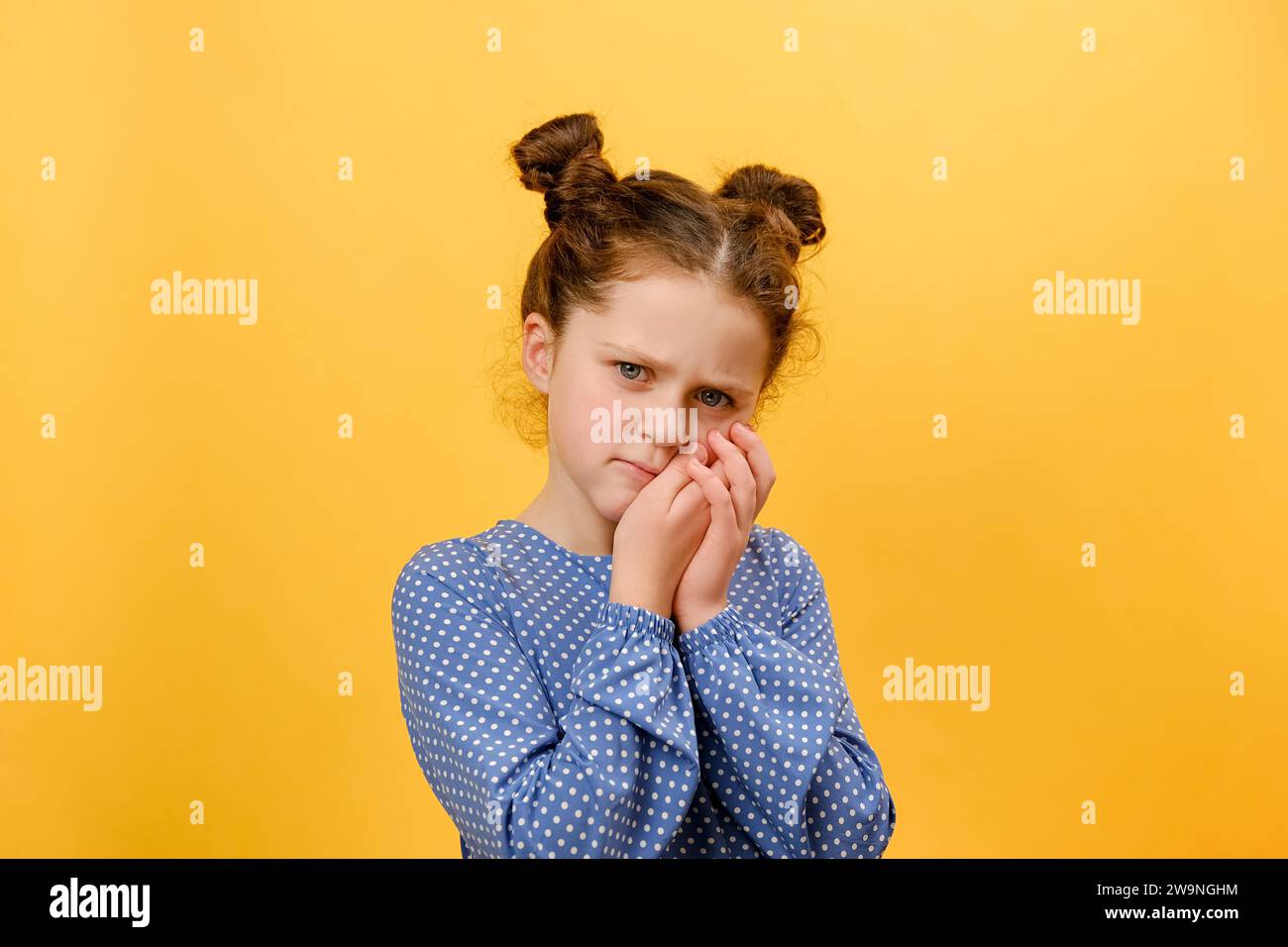 Portrait de petite fille touchant la joue avec expression de terrible souffrir de maux de dents douloureux, dents sensibles, caries, posant isolé sur le hurlement Banque D'Images