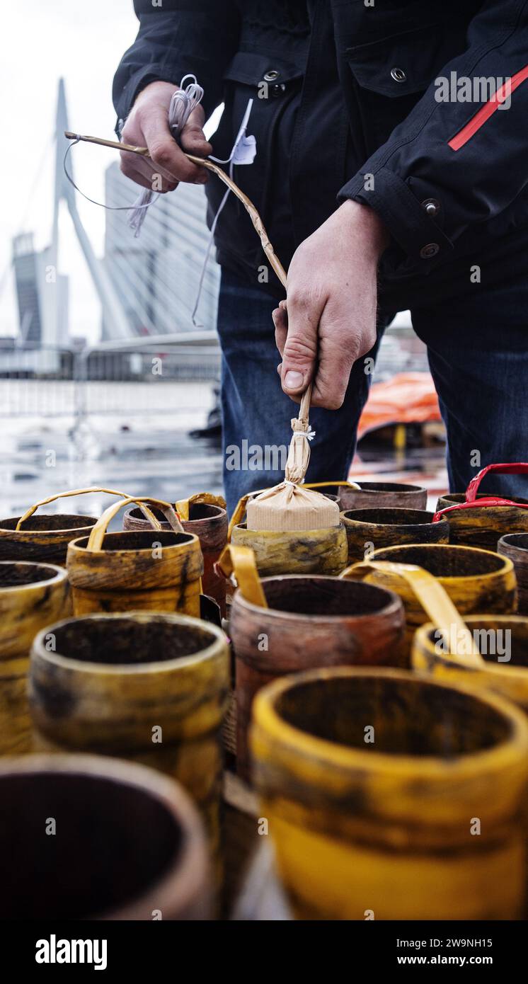 ROTTERDAM - préparatifs pour les feux d'artifice nationaux sur un ponton dans la Meuse. Il y a une interdiction de feux d'artifice à Rotterdam, les amateurs peuvent voir un spectacle de feux d'artifice organisé au pont Erasmus pendant la Saint-Sylvestre. ANP MARTEN VAN DIJL netherlands Out - belgique Out Banque D'Images