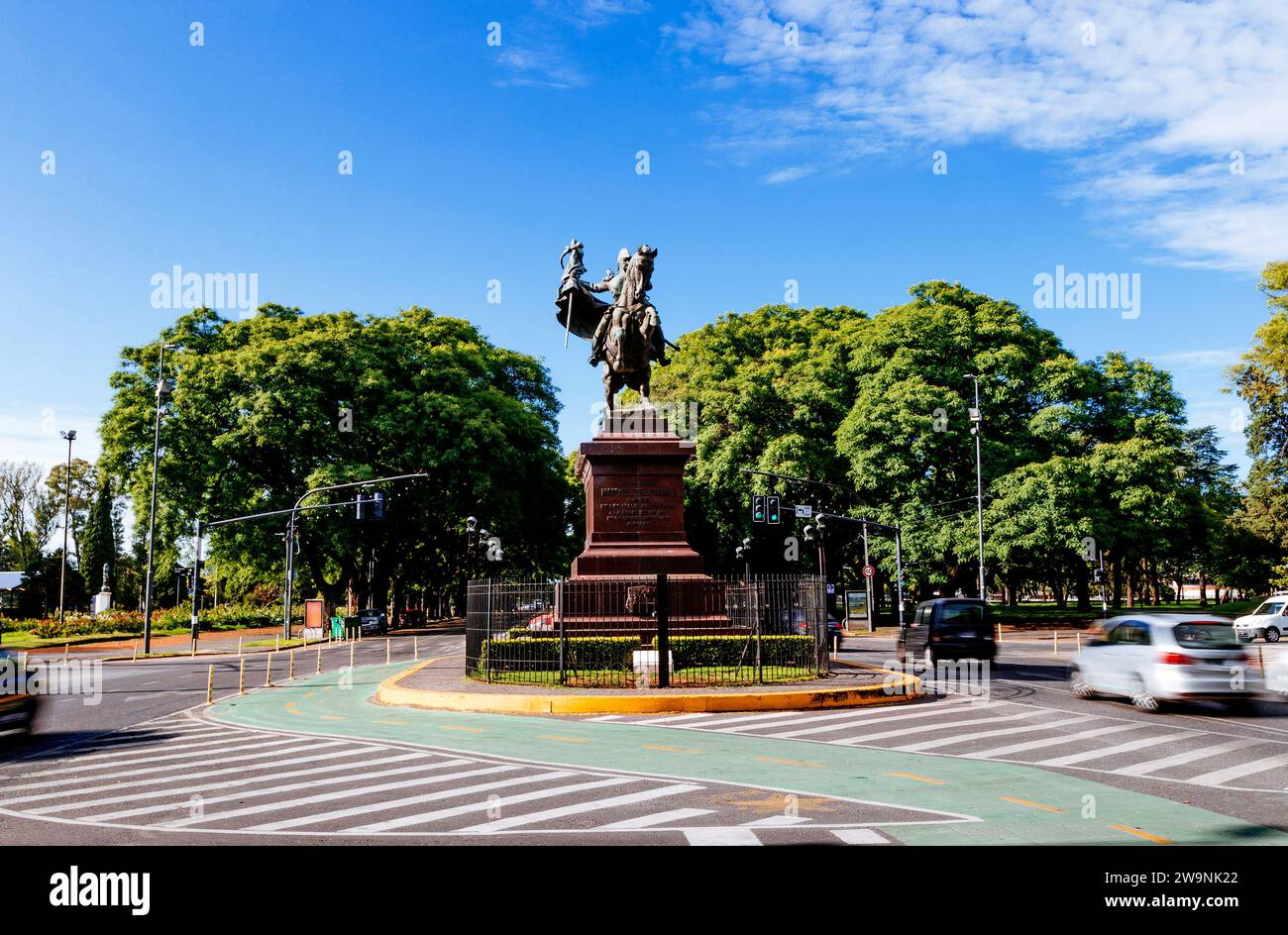 ROSARIO, ARGENTINE - 26 DÉCEMBRE 2023 : Monument de Manuel Belgrano, créateur du drapeau argentin. Statue placée au milieu du boulvebard de Oroño Banque D'Images