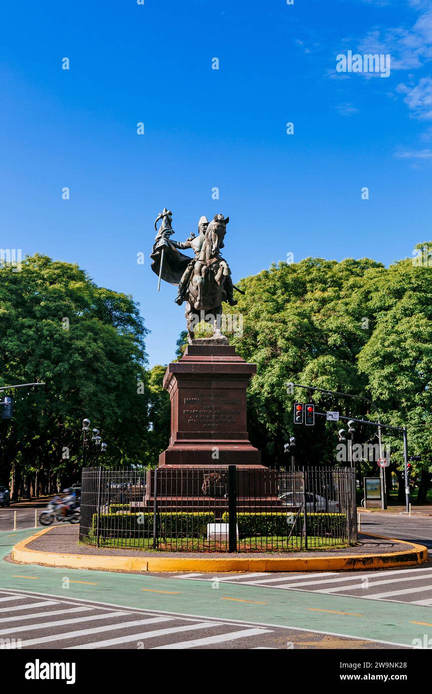 ROSARIO, ARGENTINE - 26 DÉCEMBRE 2023 : Monument de Manuel Belgrano, créateur du drapeau argentin. Statue placée au milieu du boulvebard de Oroño Banque D'Images