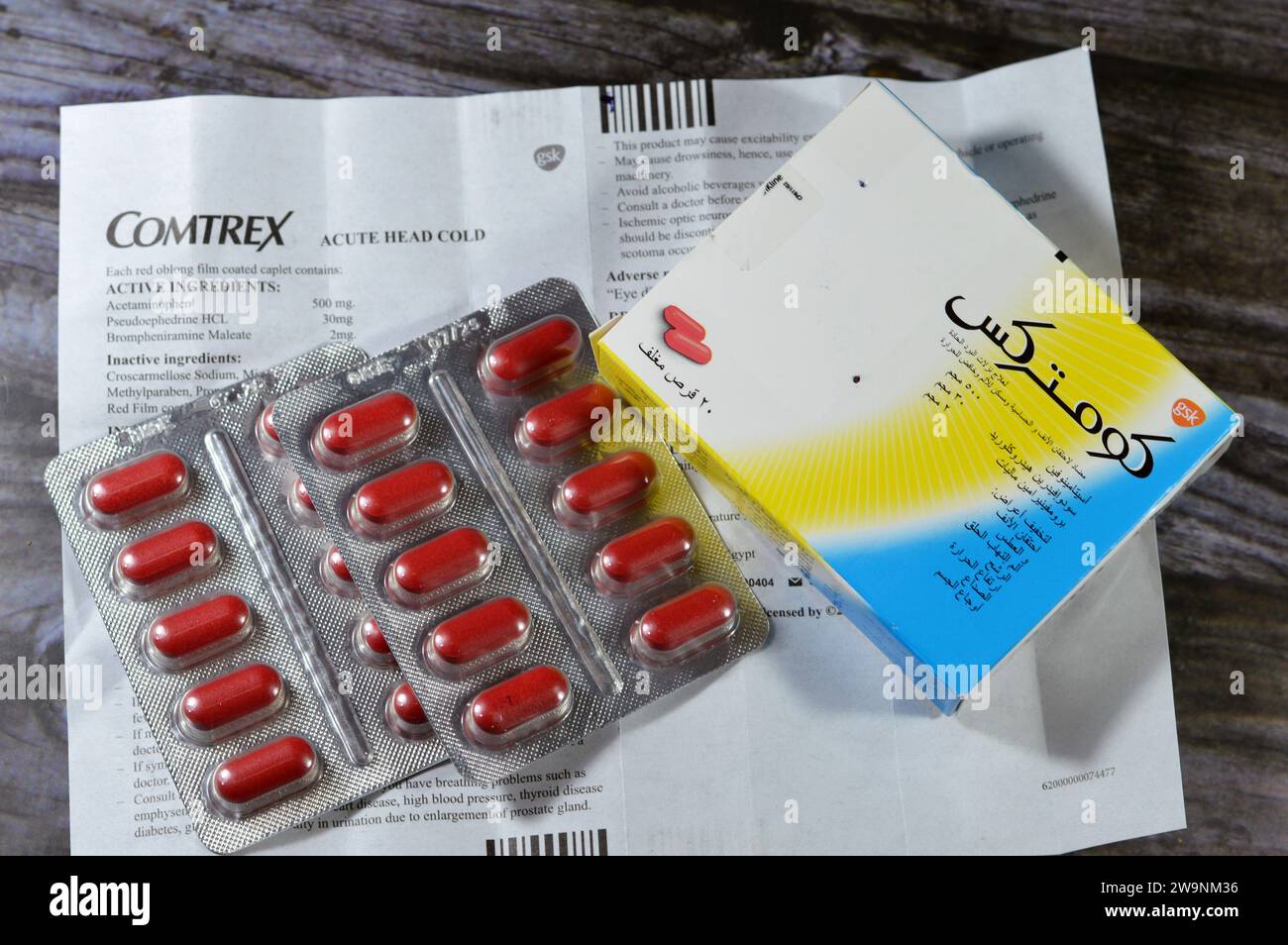 Le Caire, Égypte, décembre 15 2023 : Capeltes pelliculées COMTREX, acétaminophène, pseudoéphédrine HCL, maléate de bromphéniramine, décongestionnant nasal, antihist Banque D'Images