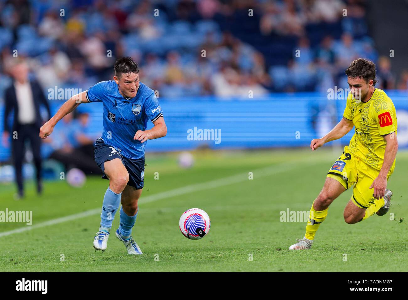 Sydney, Australie. 29 décembre 2023. Sam Sutton de Wellington Phoenix concourt pour le ballon avec Joseph Lolley de Sydney FC lors du match RD10 hommes de La Ligue A entre Sydney FC et Wellington Phoenix au stade Allianz le 29 décembre 2023 à Sydney, Australie Credit : IOIO IMAGES/Alamy Live News Banque D'Images