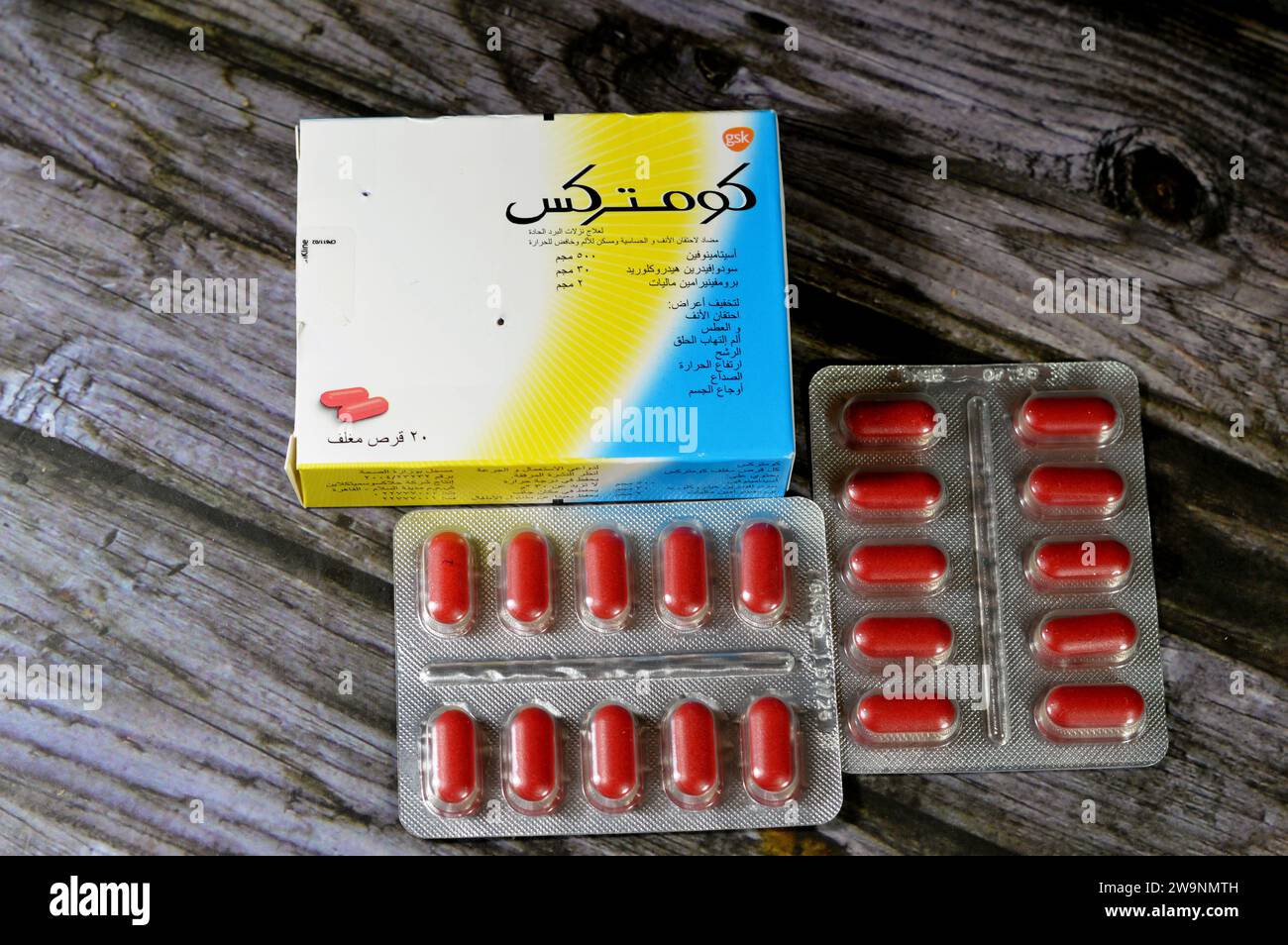 Le Caire, Égypte, décembre 15 2023 : Capeltes pelliculées COMTREX, acétaminophène, pseudoéphédrine HCL, maléate de bromphéniramine, décongestionnant nasal, antihist Banque D'Images