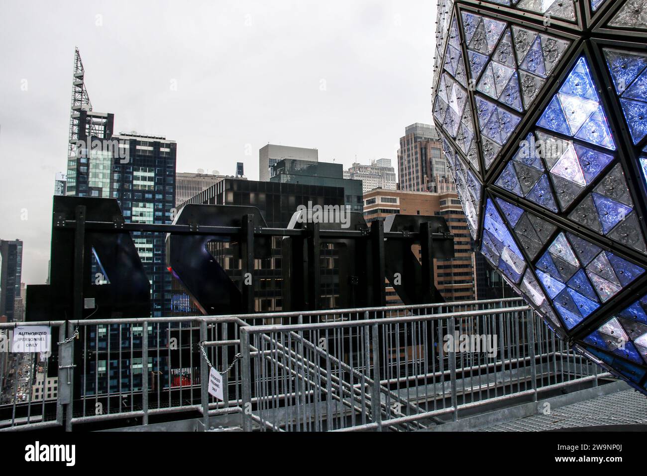 Le bal de la Saint-Sylvestre dévoile un design spécial pour les festivités officielles de Times Square 2024 à New York, New York, le 27 décembre 2023. Le design festif de cette année présente un motif noeud papillon spécial créé en partenariat avec Fontainebleau Las Vegas, le complexe hôtelier et casino de luxe mondialement attendu qui a ouvert ses portes sur le Strip de Las Vegas le 13 décembre 2023. (Photo Erica Price/Sipa USA) Banque D'Images