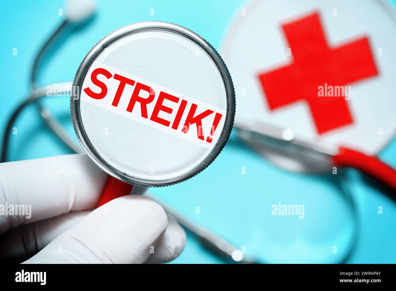 Main tenant stéthoscope avec Inscription Strike!, Symbol photo Medical Strike, photo montage Banque D'Images