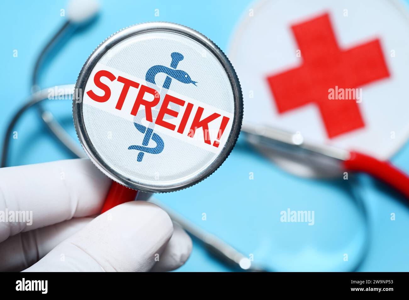 Main tenant stéthoscope avec Inscription Strike!, Symbol photo Medical Strike, photo montage Banque D'Images