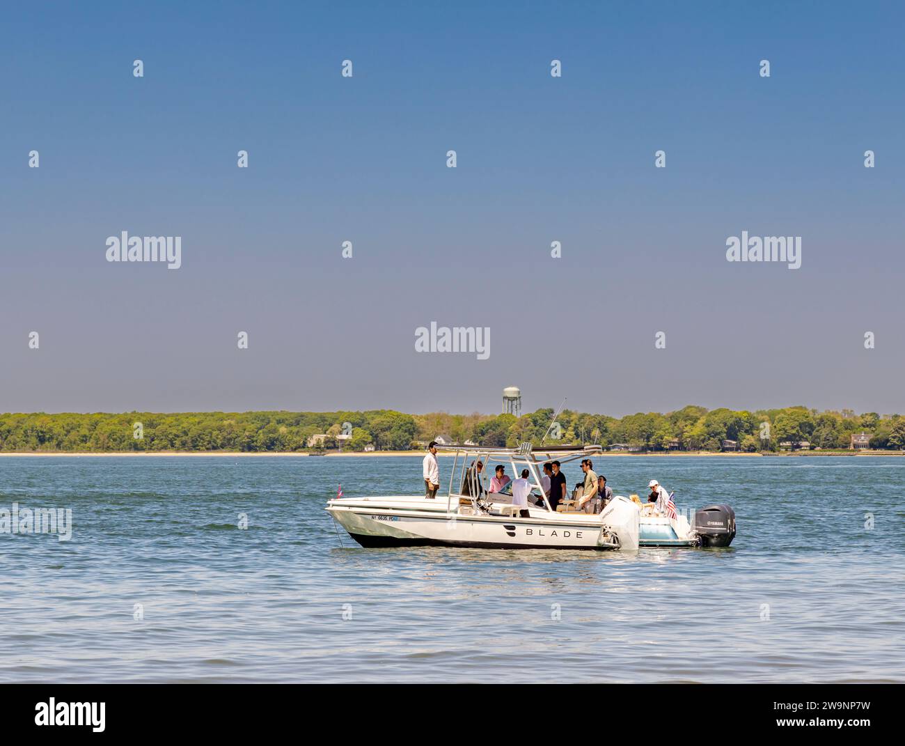 Bateau à moteur de la console centrale de Blade transportant des passagers vers et depuis la plage du coucher du soleil Banque D'Images