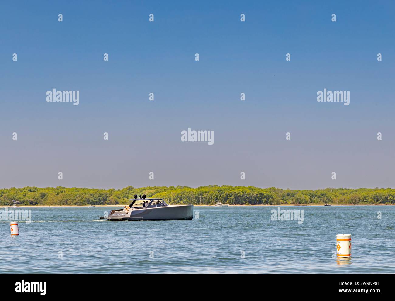 yacht à moteur miller temps hors de la plage de coucher du soleil Banque D'Images