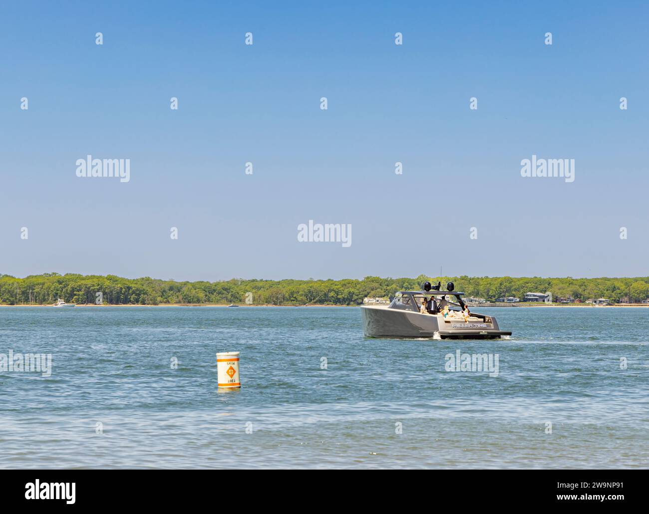 yacht à moteur miller temps hors de la plage de coucher du soleil Banque D'Images
