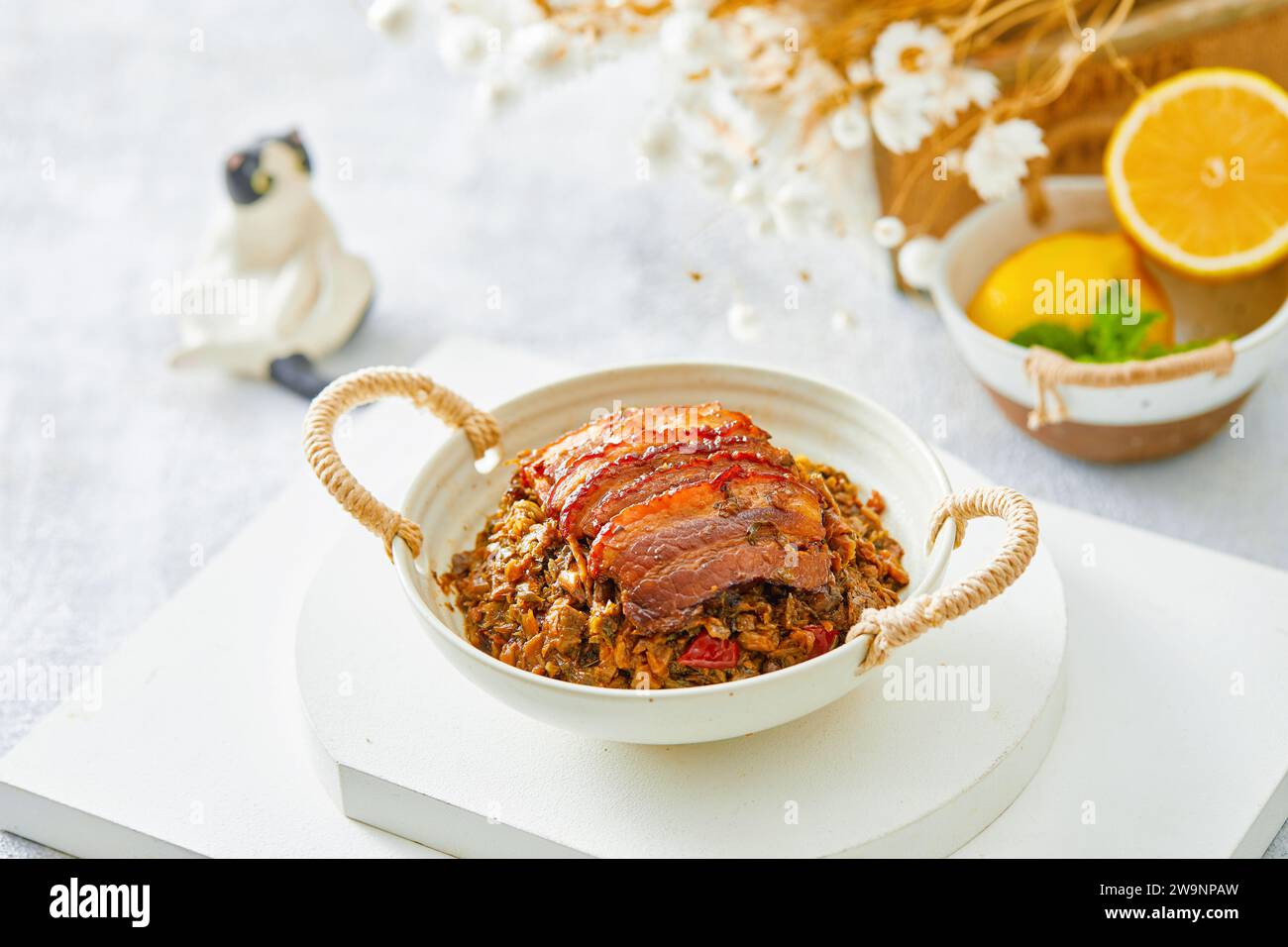 Cuisine chinoise de Hunan-Meicai porc cuit à la vapeur，poitrine de porc braisée avec légumes conservés Banque D'Images