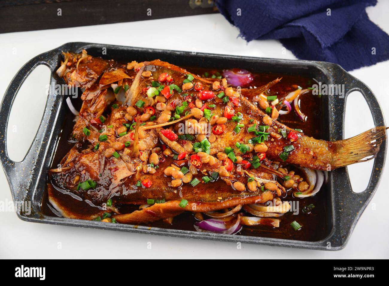 Bar à la vapeur avec citron et piments.cuisine de l'Asie du Sud-est.poisson grillé chinois Banque D'Images