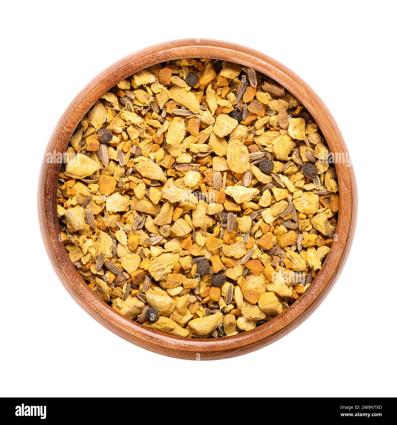 Tisane de gingembre et curcuma, dans un bol en bois. Mélange des épices anti-inflammatoires séchées et râpées gingembre, curcuma et galanga. Banque D'Images