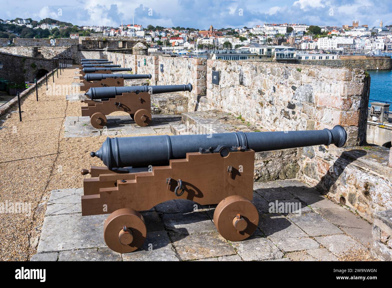 Réplique des canons Saker sur la batterie salante surplombant le port de St Peter Port à Castle Cornet, St Peter Port, Guernesey, îles Anglo-Normandes Banque D'Images