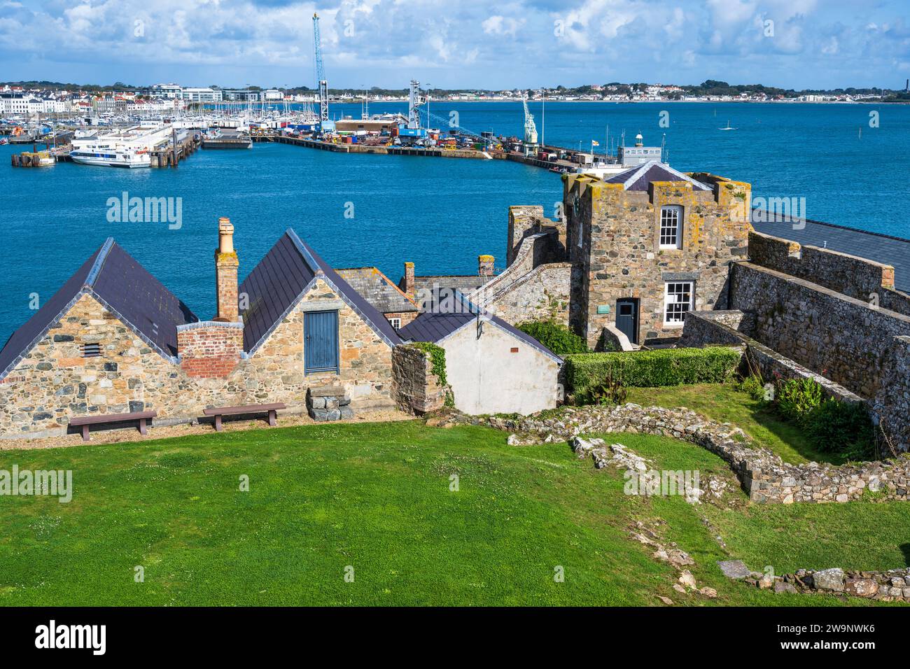 Vestiges de la chapelle médiévale et de la salle (qui a explosé en 1672), avec Barbican Beyond, à Castle Cornet, St Peter Port, Guernesey, îles Anglo-Normandes Banque D'Images