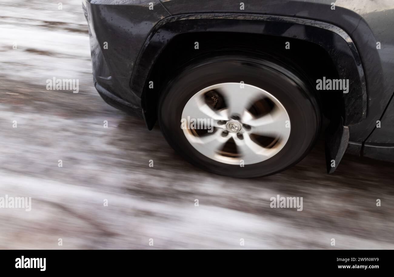 Temps saisonnier, routes glissantes (avec neige, glace et neige fondante) dans un quartier résidentiel, Motala, Suède, le vendredi après-midi. Banque D'Images