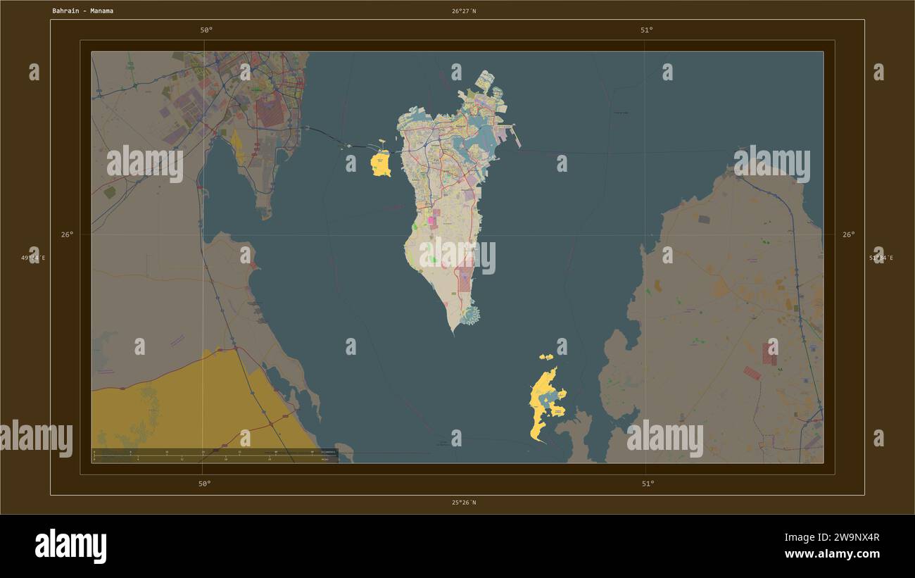 Bahreïn mis en évidence sur une carte topographique de style OSM France avec le point de la capitale du pays, la grille cartographique, l'échelle de distance et la carte frontière coor Banque D'Images