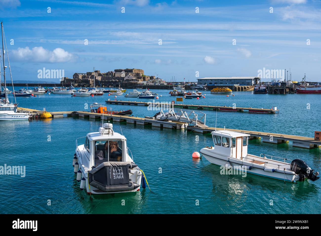 Vue de Castle Cornet depuis Victoria Pier à St Peter Port, Guernesey, îles Anglo-Normandes Banque D'Images