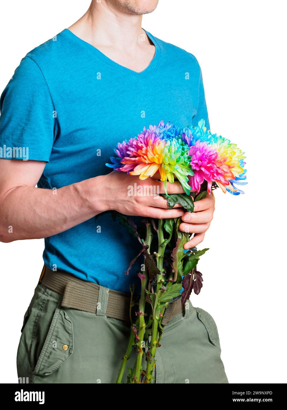 Un homme caucasien tenant un bouquet de chrysanthèmes colorés, isolé Banque D'Images