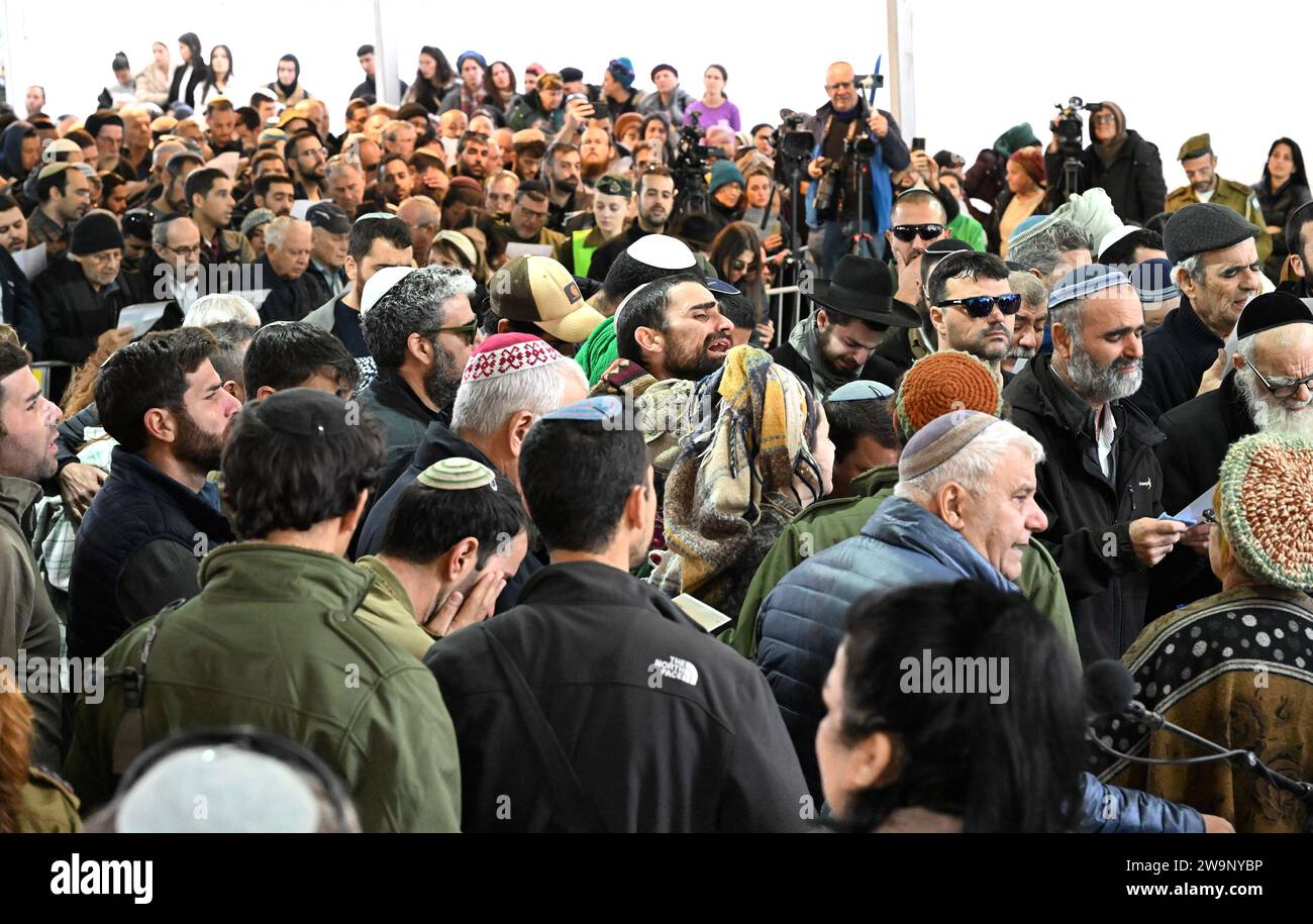 Jérusalem, Israël. 29 décembre 2023. La famille et les amis pleurent aux funérailles du soldat israélien capitaine (réserve) Harel Sharvit, 33 ans, au Mt. Cimetière militaire Herzl à Jérusalem, le vendredi 29 décembre 2023. Sharvit, de la colonie de Kochav ya'acov, a été tué au combat dans le nord de Gaza par des militants palestiniens. Le nombre de victimes des FDI sur le terrain depuis l'invasion de Gaza après le massacre du Hamas en octobre 7 s'élève à 168. Photo de Debbie Hill/ crédit : UPI/Alamy Live News Banque D'Images