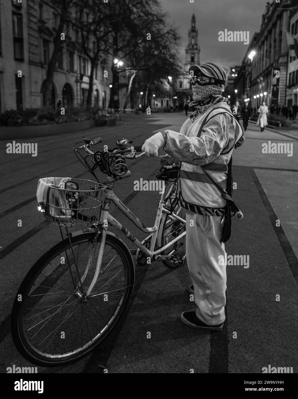 Une image en noir et blanc d'un skateboarder et de leur vélo à Londres. Banque D'Images
