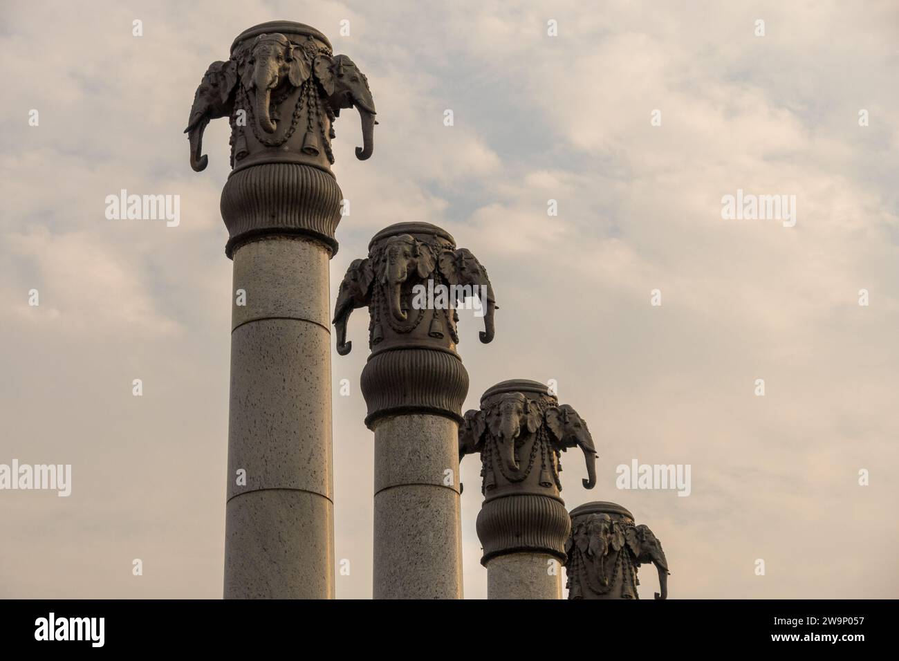 Têtes d'éléphant au sommet des piliers au parc commémoratif Dr. Babasaheb Ambedkar, Vipul Khand 2, Vipul Khand 3, Vipin Khand, Gomti Nagar, Lucknow, Uttar Prade Banque D'Images